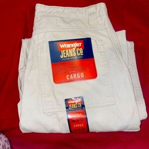 NWT Wrangler cargo pants size 30x32 in khaki